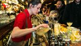 Platz 5: The Dead Rabbit, New York  Seit mehr als vier Jahren ist die "The Dead Rabbit"-Bar im New Yorker Financial District der Place-to-be. Die Atmosphäre ist urig und zwanglos. Die Cocktails versprechen ein unvergessliches Erlebnis.    Mehr Infos finden Sie auf der Website.