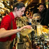 Platz 5: The Dead Rabbit, New York  Seit mehr als vier Jahren ist die "The Dead Rabbit"-Bar im New Yorker Financial District der Place-to-be. Die Atmosphäre ist urig und zwanglos. Die Cocktails versprechen ein unvergessliches Erlebnis.    Mehr Infos finden Sie auf der Website.