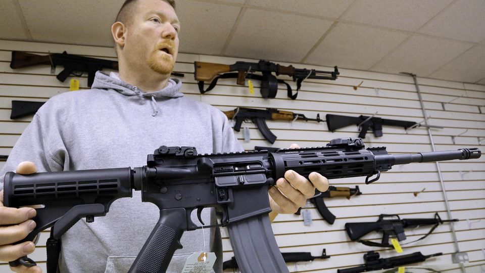 Der Todesschütze von Las Vegas nutzte so ein AR-15 Sturmgewehr für seine verheerende Attacke Der Todesschütze von Las Vegas nutzte so ein AR-15 Sturmgewehr für seine verheerende Attacke