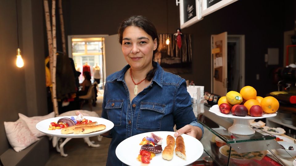 EatWith: Gastgeberin Cornelia Kohlers serviert die Vorspeise – Mandel-Ciabatta mit Tomaten-Nektarinen-Haselnussöl und mariniertem Oktopus. Gastgeberin Cornelia Kohlers serviert die Vorspeise – Mandel-Ciabatta mit Tomaten-Nektarinen-Haselnussöl und mariniertem Oktopus.
