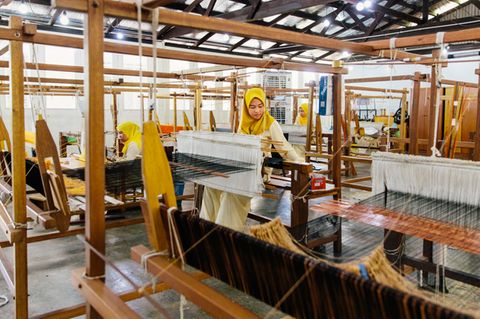 Weberinnen auf Borneo produzieren faire Mode