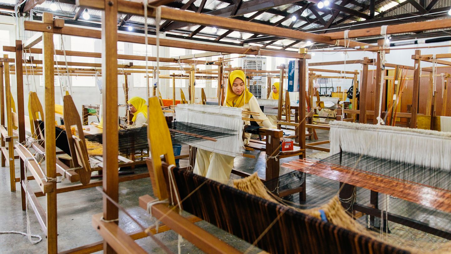 Weberinnen auf Borneo produzieren faire Mode