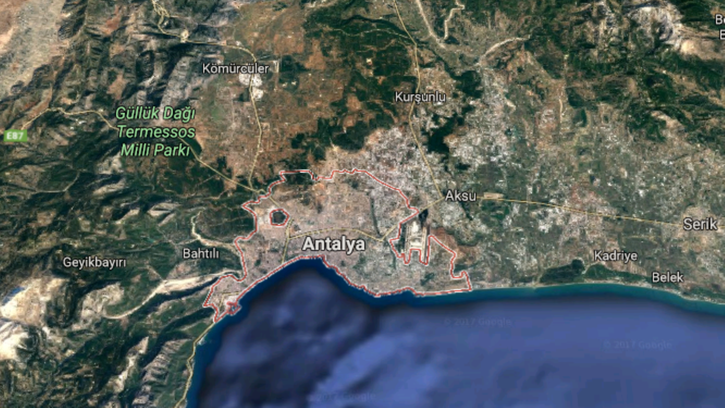 Weitere zehn Insassen seien bei dem Unfall auf einer Autobahn in Antalya verletzt worden