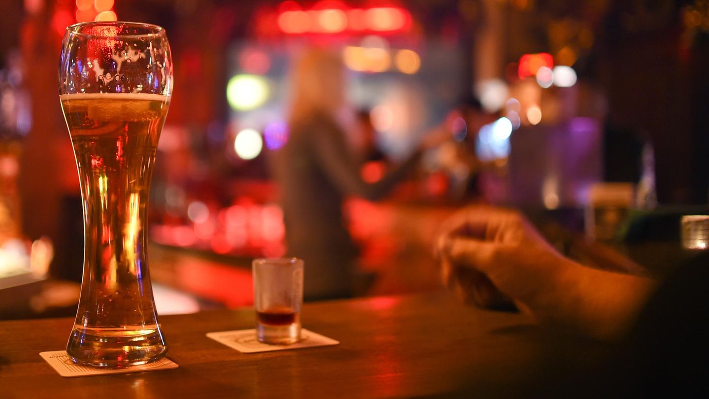 Am Tresen dranzukommen, muss man sich eigentlich nur benehmen, meinen Barkeeper (Symbolfoto)