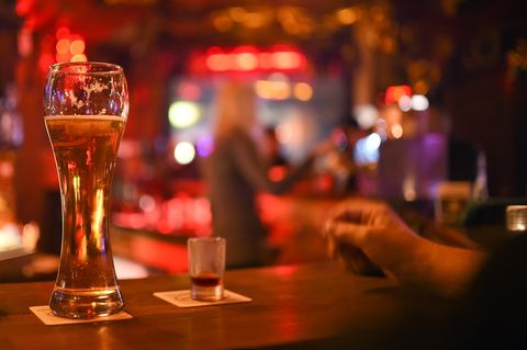 Am Tresen dranzukommen, muss man sich eigentlich nur benehmen, meinen Barkeeper (Symbolfoto)