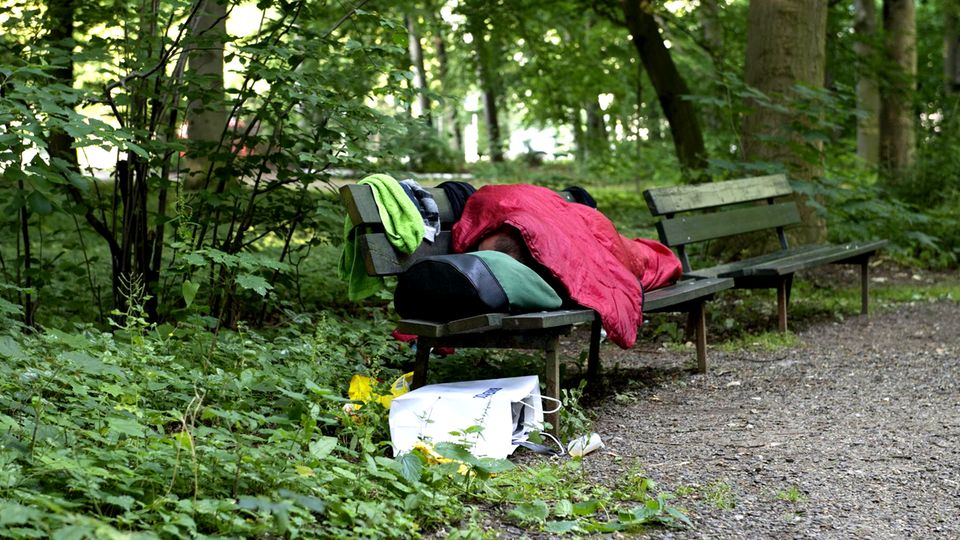 Obdachloser im Tiergarten in Berlin