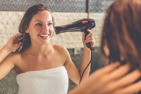 Frau föhnt sich die Haare - Spleens sind nicht für alles eine Entschuldigung