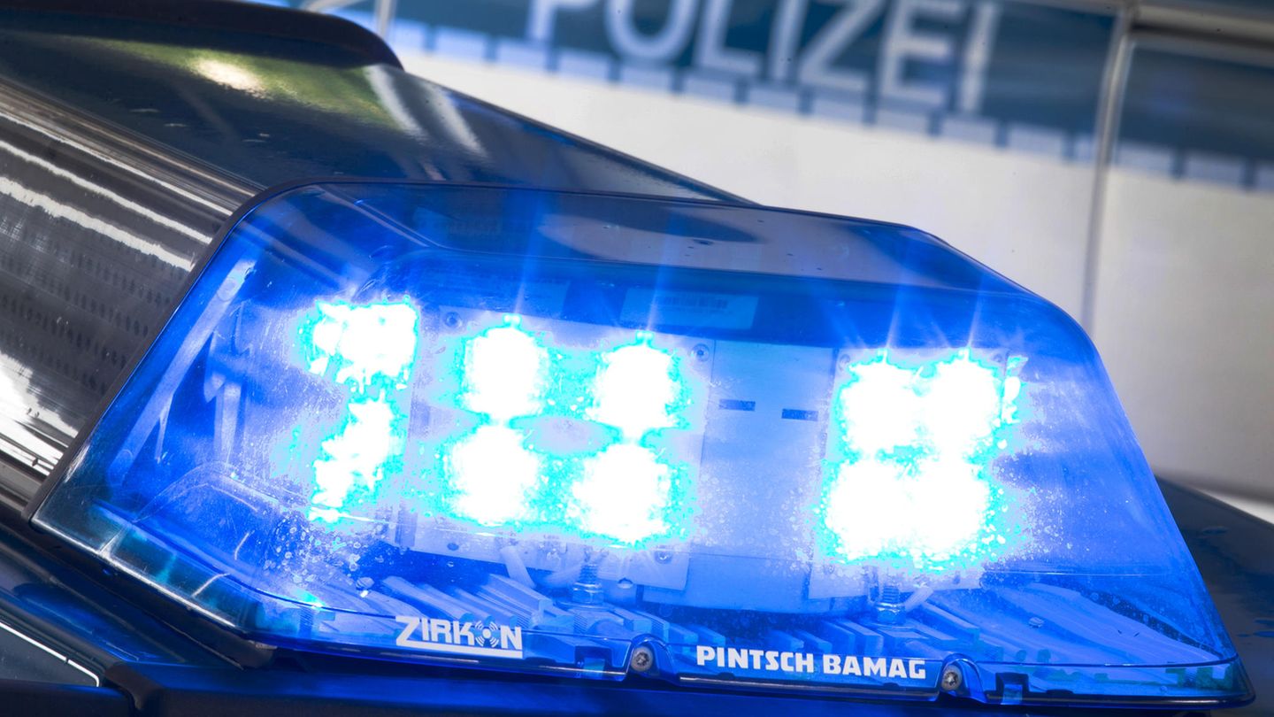 Nachrichten: Vater bricht nachts in Bank ein, während sein kleiner Sohn vor der Tür Schmiere steht
