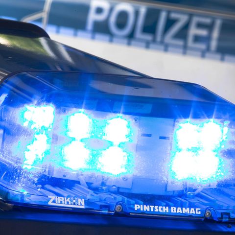 Nachrichten: Vater bricht nachts in Bank ein, während sein kleiner Sohn vor der Tür Schmiere steht