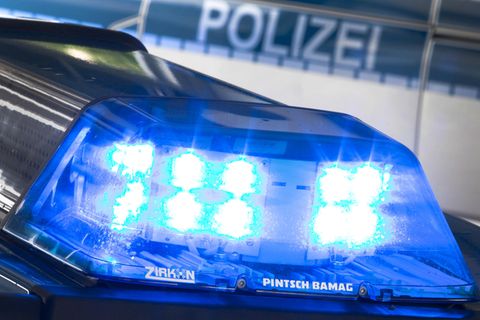 Nachrichten: Vater bricht nachts in Bank ein, während sein kleiner Sohn vor der Tür Schmiere steht