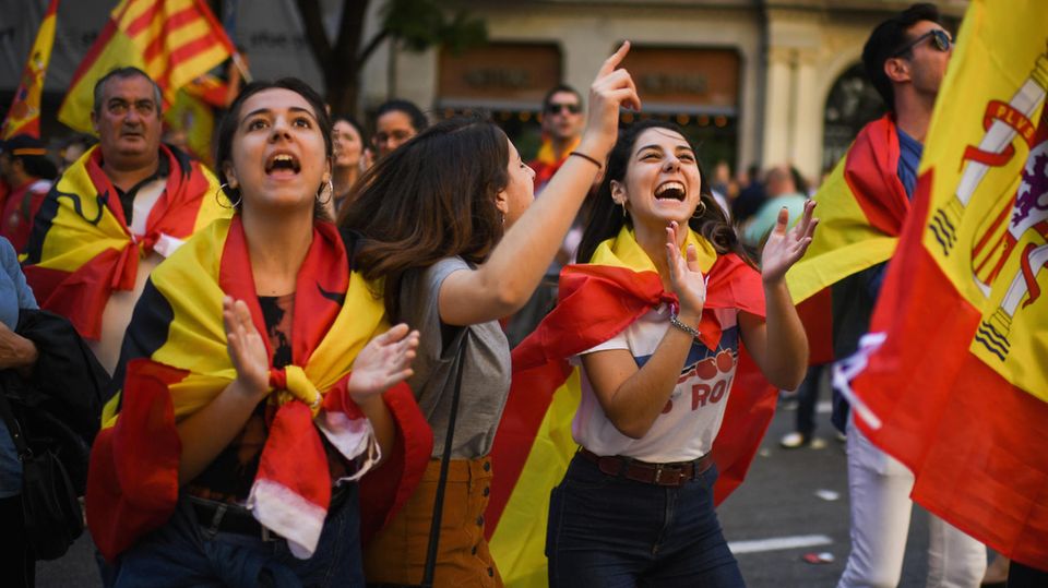 In Barcelona sind Hunderttausende auf die Straße gegangen - um für den Verbleib in Spanien zu demonstrieren In Barcelona sind Hunderttausende auf die Straße gegangen - um für den Verbleib in Spanien zu demonstrieren