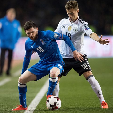 Javid Hüseynov (blau) im Hinspiel gegen die DFB-Elf im März im Zweikampf mit Joshua Kimmich
