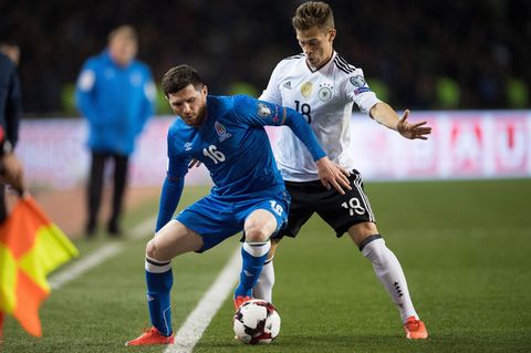 Javid Hüseynov (blau) im Hinspiel gegen die DFB-Elf im März im Zweikampf mit Joshua Kimmich