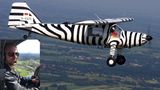 Das ist normalerweise meine Welt, hier am Steuer einer Dornier Do-27. Mit dem Oldtimer dieses Typs drehten Bernhard Grizmek und sein Sohn 1958 ihren Film "Die Serengeti darf nicht sterben". 