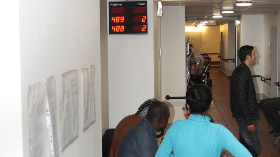 Patienten in der Praxis ohne Grenzen für Menschen ohne Krankenversicherung in Hamburg-Horn Patienten in der Praxis ohne Grenzen für Menschen ohne Krankenversicherung in Hamburg-Horn