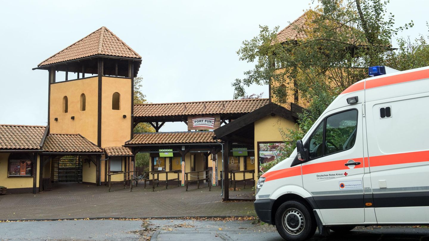 Ein Fahrzeug des DRK steht in Bestwig (NRW) vor dem Eingang zum Freizeitpark Fort Fun.