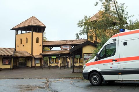 Ein Fahrzeug des DRK steht in Bestwig (NRW) vor dem Eingang zum Freizeitpark Fort Fun.