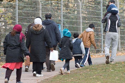 Flüchtlinge auf dem Gelände einer Erstaufnahmestelle in Suhl in Thüringen