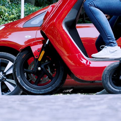 E-Auto Nissan Leaf, E-Motorroller Niu N1s und ein E-Tretroller.