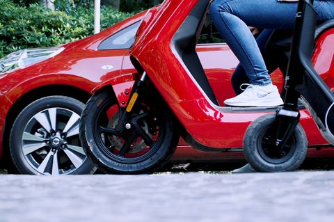 E-Auto Nissan Leaf, E-Motorroller Niu N1s und ein E-Tretroller.