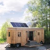 Die Solarzellen sorgen für Strom, wer aber soviel Energie wie in einer normalen Wohnung verbrauchen will, benötigt eine zusätzliche Versorgungsleitung.  Hersteller: Wohnwagon.at