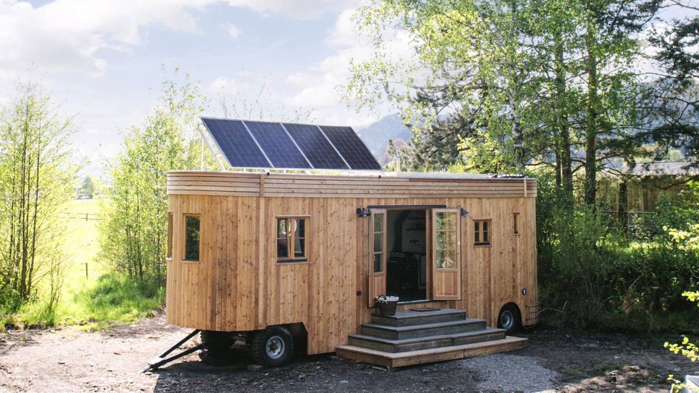 Die Solarzellen sorgen für Strom, wer aber soviel Energie wie in einer normalen Wohnung verbrauchen will, benötigt eine zusätzliche Versorgungsleitung.  Hersteller: Wohnwagon.at