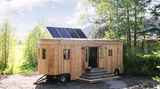 Die Solarzellen sorgen für Strom, wer aber soviel Energie wie in einer normalen Wohnung verbrauchen will, benötigt eine zusätzliche Versorgungsleitung.  Hersteller: Wohnwagon.at