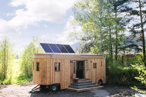 Die Solarzellen sorgen für Strom, wer aber soviel Energie wie in einer normalen Wohnung verbrauchen will, benötigt eine zusätzliche Versorgungsleitung.  Hersteller: Wohnwagon.at