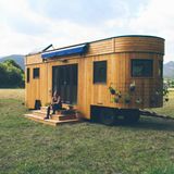 Auf diesem Bild kann man gut das massive Fahrgestell erkennen.   Hersteller: Wohnwagon.at