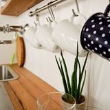 Die Küche erinnert ein wenig an Ikea