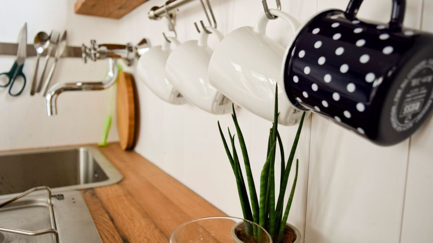 Die Küche erinnert ein wenig an Ikea