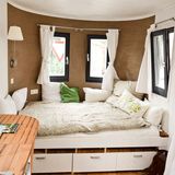 Das Schlafzimmer befindet sich im runden Bug des Wagens.