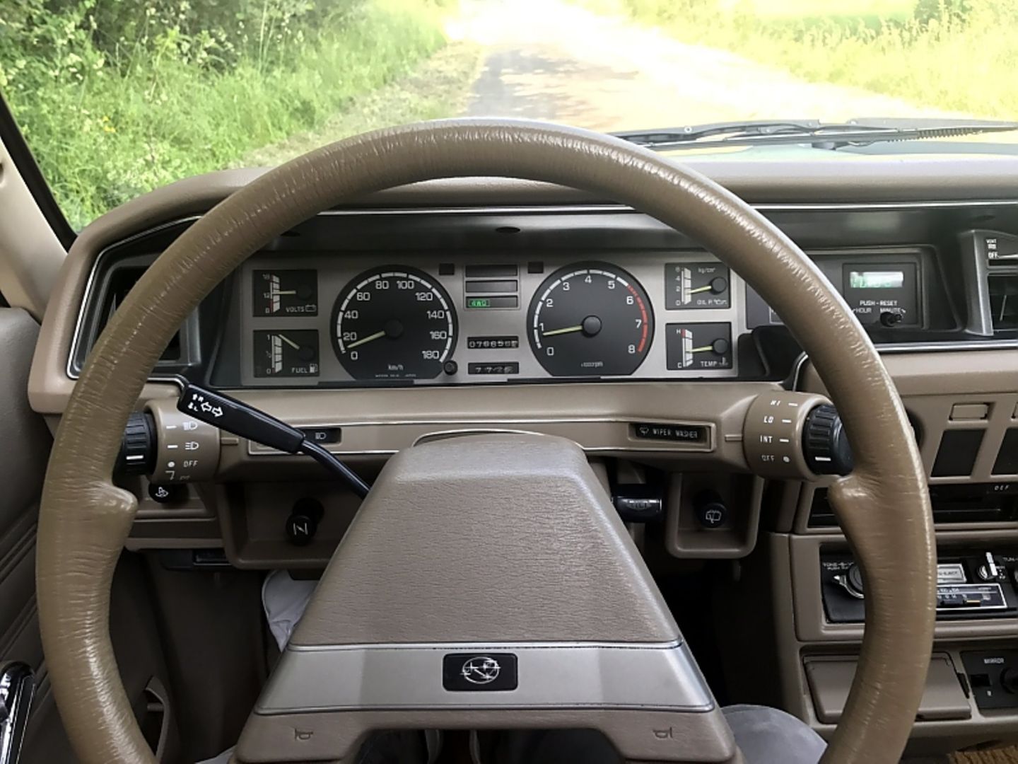 Das geradezu futuristische Cockpit des Subaru 1800 Turismo 4WD