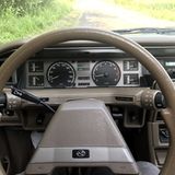 Das geradezu futuristische Cockpit des Subaru 1800 Turismo 4WD