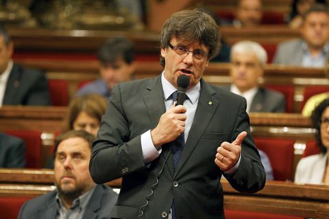 Carles Puigdemont vor dem Regionalparlament in Katalonien