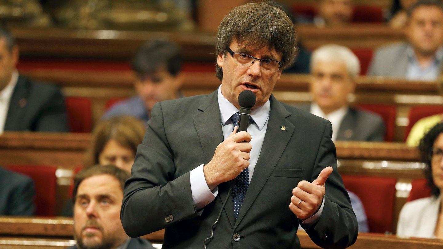 Carles Puigdemont vor dem Regionalparlament in Katalonien