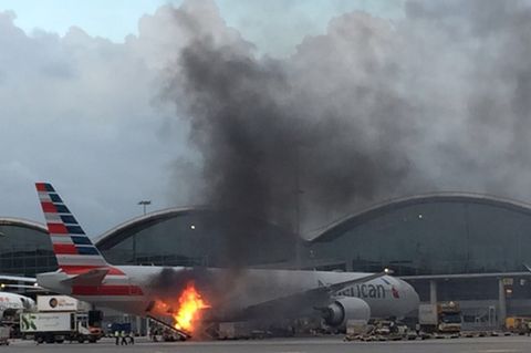 Auf dem Flughafen in Hongkong. beim Beladen einer Boeing 777 von American Airlines: Ein Cargo-Container steht in Flammen.
