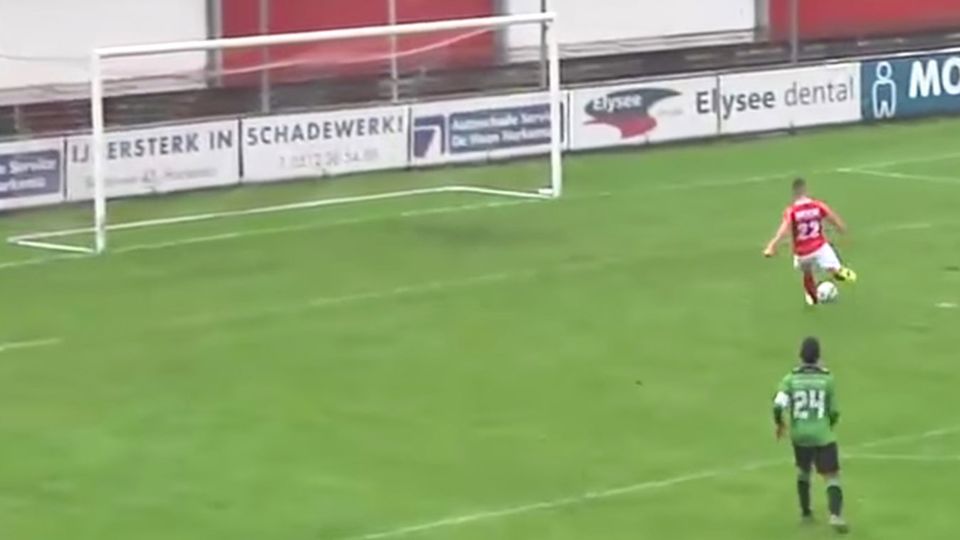 Chancentod aus Holland: Vor leerem Tor: Wie kann er den bitte nicht machen? Chancentod aus Holland: Vor leerem Tor: Wie kann er den bitte nicht machen?