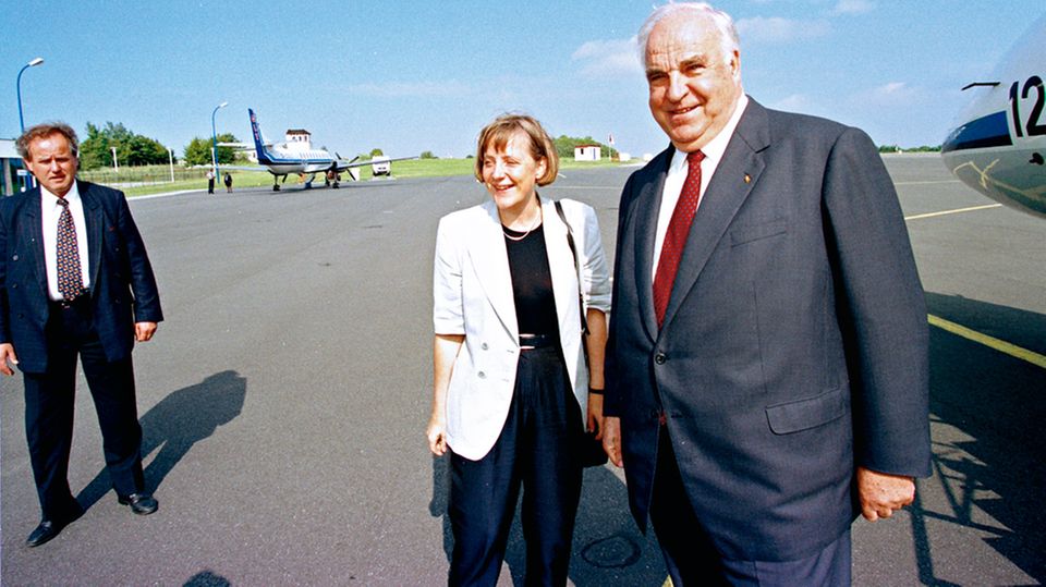 Merkel vor vierter Amtszeit: Helmut Kohl lebte in seiner Spätphase oft in einer Parallelwelt. Genau das werfen ihre Kritiker nun auch Angela Merkel vor Helmut Kohl lebte in seiner Spätphase oft in einer Parallelwelt. Genau das werfen ihre Kritiker nun auch Angela Merkel vor