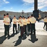 Der Offiziersnachwuchs nutzt den Schlossplatz als Kulisse für ein Gruppenbild.