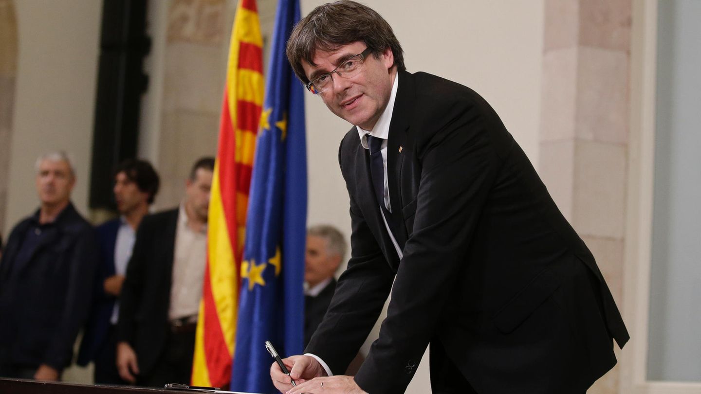 Carles Puigdemont unterzeichnet in Barcelona ein als Unabhängigkeitserklärung bezeichnetes Dokument