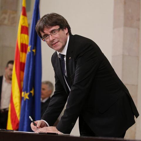 Carles Puigdemont unterzeichnet in Barcelona ein als Unabhängigkeitserklärung bezeichnetes Dokument