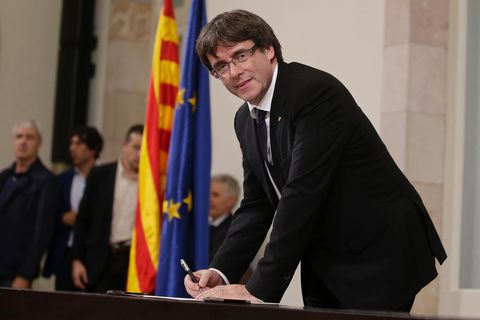 Carles Puigdemont unterzeichnet in Barcelona ein als Unabhängigkeitserklärung bezeichnetes Dokument