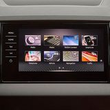 Die Kacheloptik vereinfacht die Bedienung des Infotainments