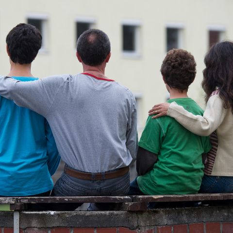 Flüchtlinge vor einem Asylwohnheim in Eisenhüttenstadt