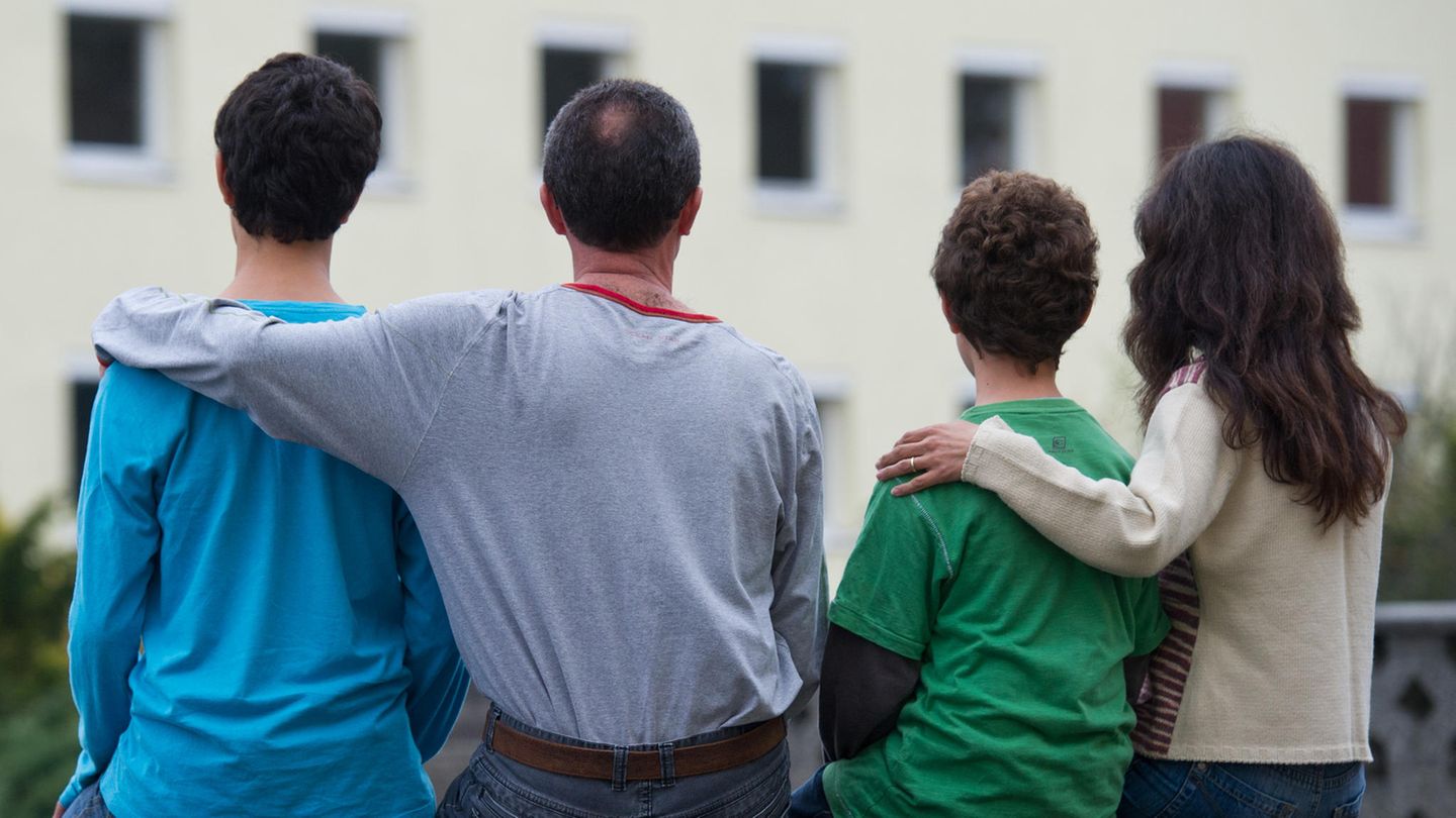 Flüchtlinge vor einem Asylwohnheim in Eisenhüttenstadt