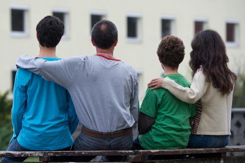 Flüchtlinge vor einem Asylwohnheim in Eisenhüttenstadt