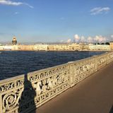  Die Weißen Nächte setzen das Newa-Ufer und die Goldkuppel der Issaaks-Kathedrale ins rechte Licht.