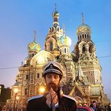 In Partymontur erweist dieser Rasputin-Lookalike der Auferstehungskirche seine Referenz. 