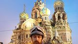 In Partymontur erweist dieser Rasputin-Lookalike der Auferstehungskirche seine Referenz. 